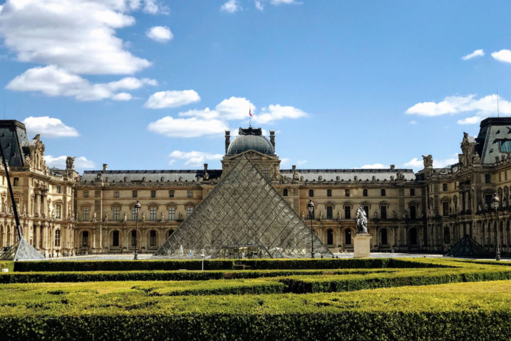 Things to Do in Paris - The Louvre (The Travelling Twins)